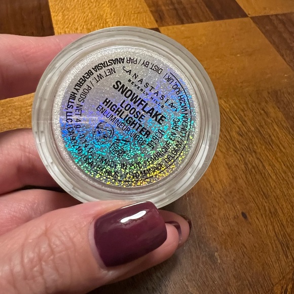 Anastasia Beverly Hills Loose Highlighter in SNOWFLAKE ✨Silver✨ - Picture 6 of 10